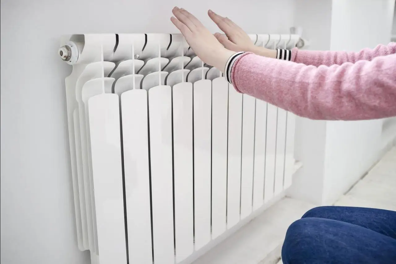 Aria secca in casa durante l’inverno? Ecco cosa succede davvero quando accendi il riscaldamento