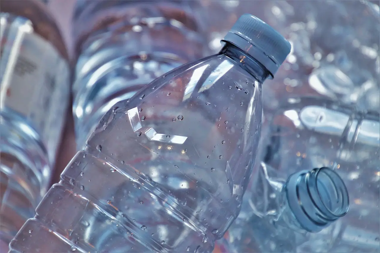 Il trucco geniale per asciugare le bottiglie di plastica all’interno in pochi secondi