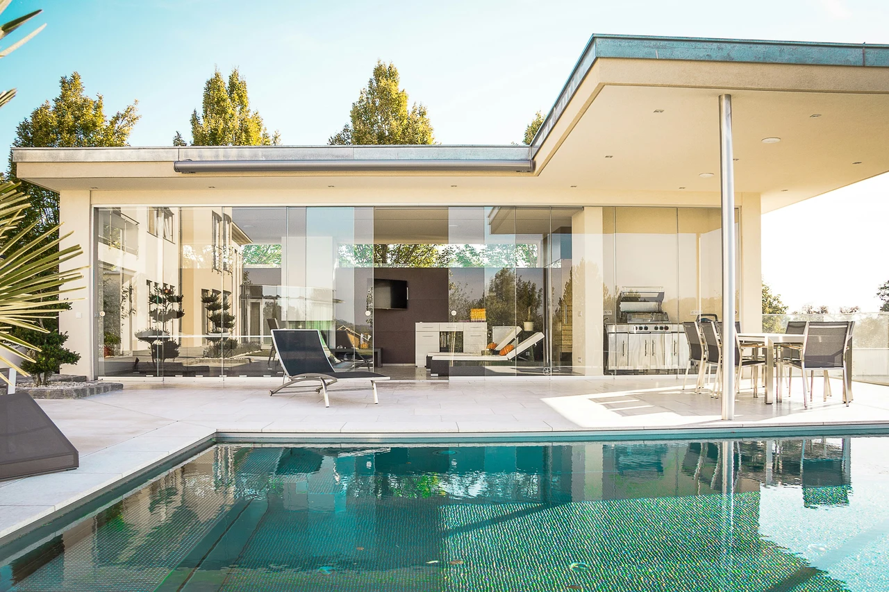 Prezzi reali di una piscina interrata: ecco quanto costa davvero installarla in giardino